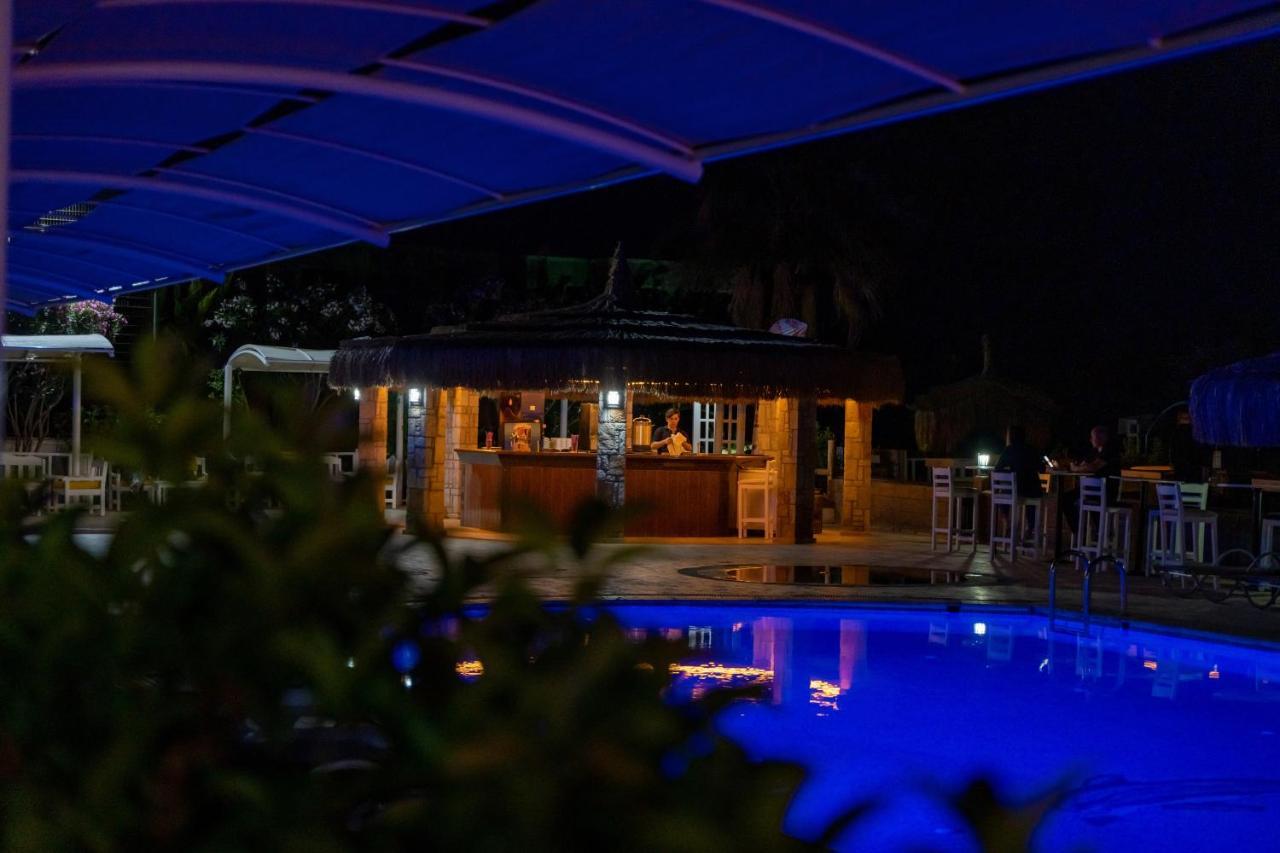 Tiana Beach Resort ทูร์กุทริส ภายนอก รูปภาพ