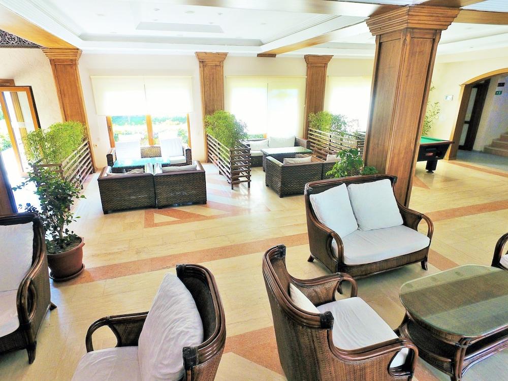 Tiana Beach Resort ทูร์กุทริส ภายนอก รูปภาพ