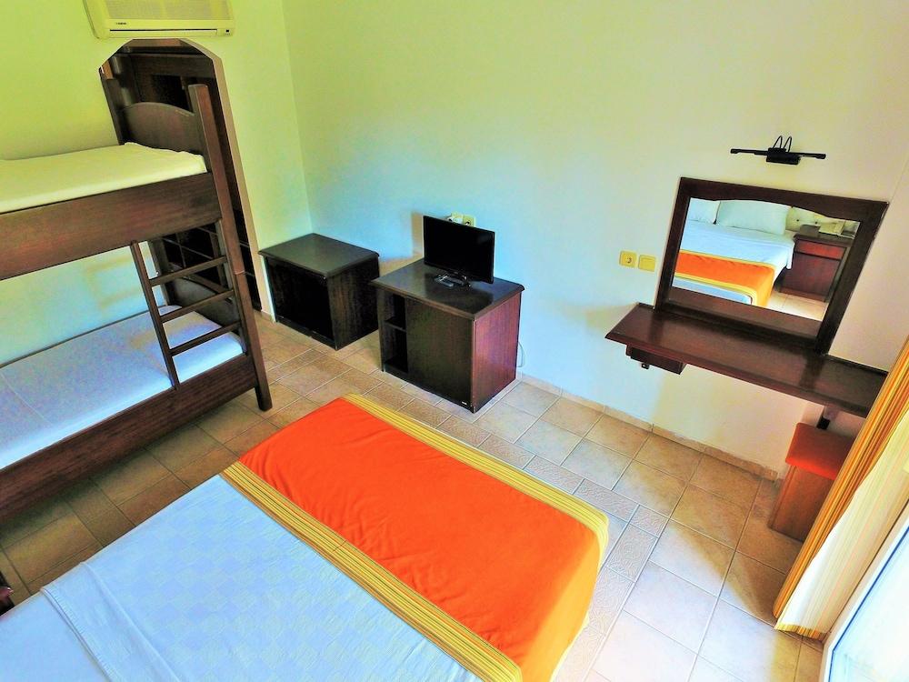 Tiana Beach Resort ทูร์กุทริส ภายนอก รูปภาพ