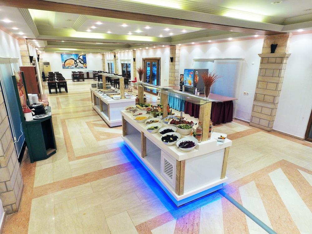 Tiana Beach Resort ทูร์กุทริส ภายนอก รูปภาพ