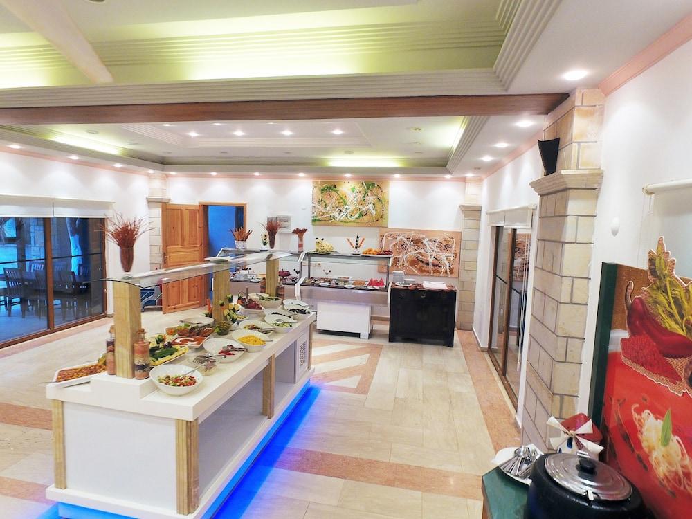 Tiana Beach Resort ทูร์กุทริส ภายนอก รูปภาพ