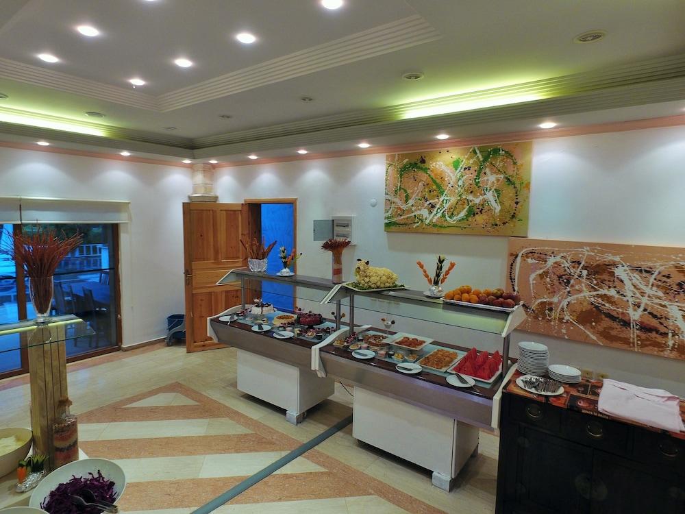Tiana Beach Resort ทูร์กุทริส ภายนอก รูปภาพ