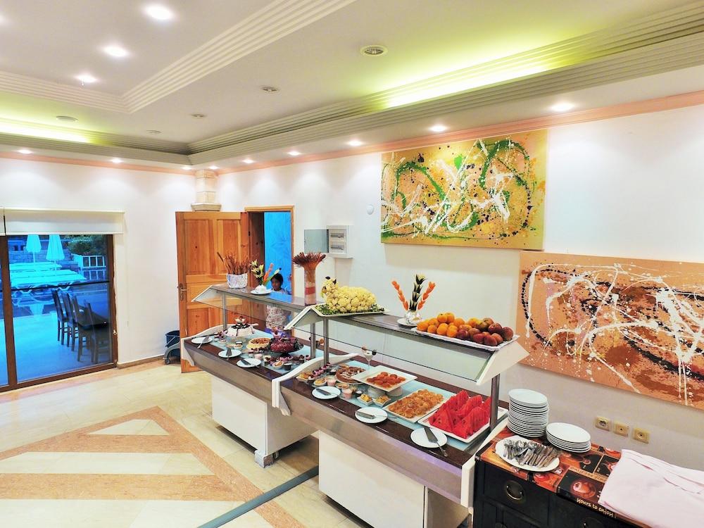 Tiana Beach Resort ทูร์กุทริส ภายนอก รูปภาพ