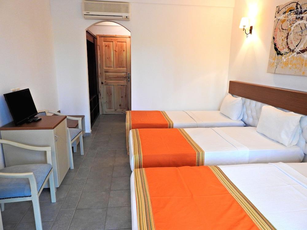 Tiana Beach Resort ทูร์กุทริส ภายนอก รูปภาพ