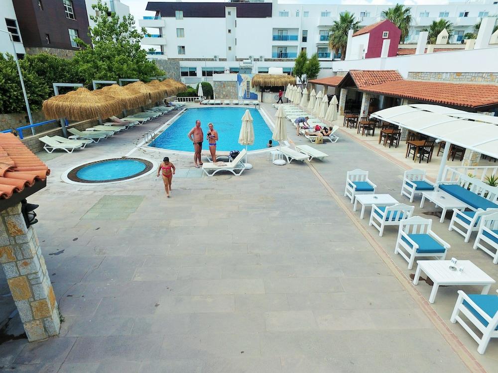Tiana Beach Resort ทูร์กุทริส ภายนอก รูปภาพ