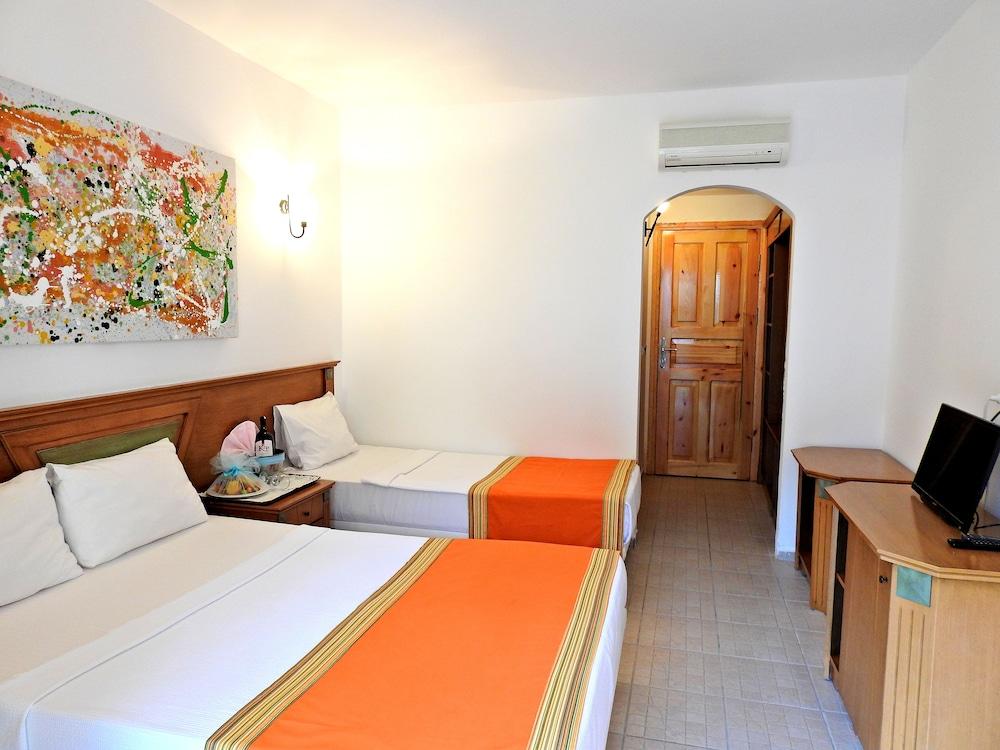 Tiana Beach Resort ทูร์กุทริส ภายนอก รูปภาพ